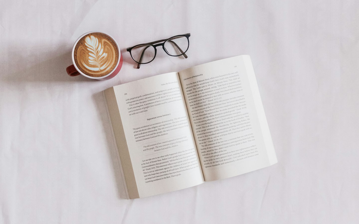 ページをめくり資料を読み進める連続キャプチャのイメージ